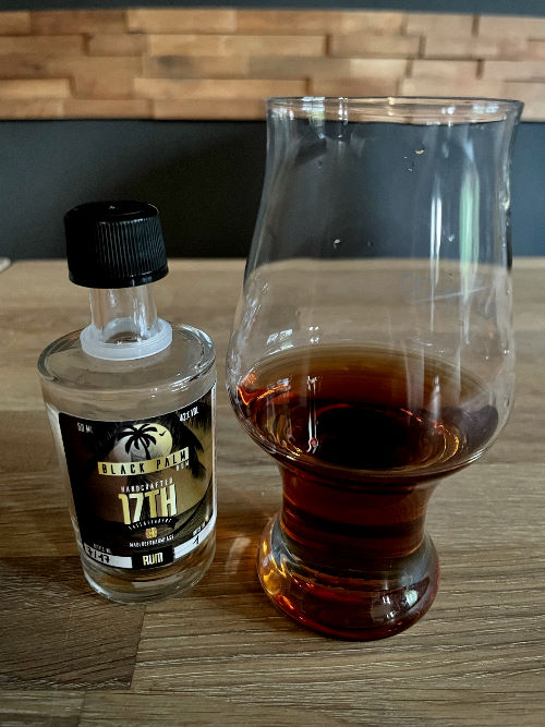 Black Palm Rum 17TH (Maulbeer-Fass gelagert)